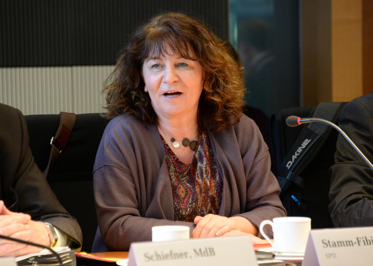 Vorsitzwechsel beim Petitionsausschuss des Deutschen Bundestags: Heike Brehmer, CDU/CSU, gibt den Vorsitz an Marian Wendt, CDU/CSU ab. Martina Stamm-Fibich, (im Bild), SPD, wird stellvertretende Vorsitzende.; Vorsitz, Bundestagsausschuss, Petition. Stamm-Fibich, Martina Vorsitzwechsel beim Petitionsausschuss des Deutschen Bundestags: Heike Brehmer, CDU/CSU, gibt den Vorsitz an Marian Wendt, CDU/CSU ab. Martina Stamm-Fibich, (im Bild), SPD, wird stellvertretende Vorsitzende.; Vorsitz, Bundestagsausschuss, Petition.