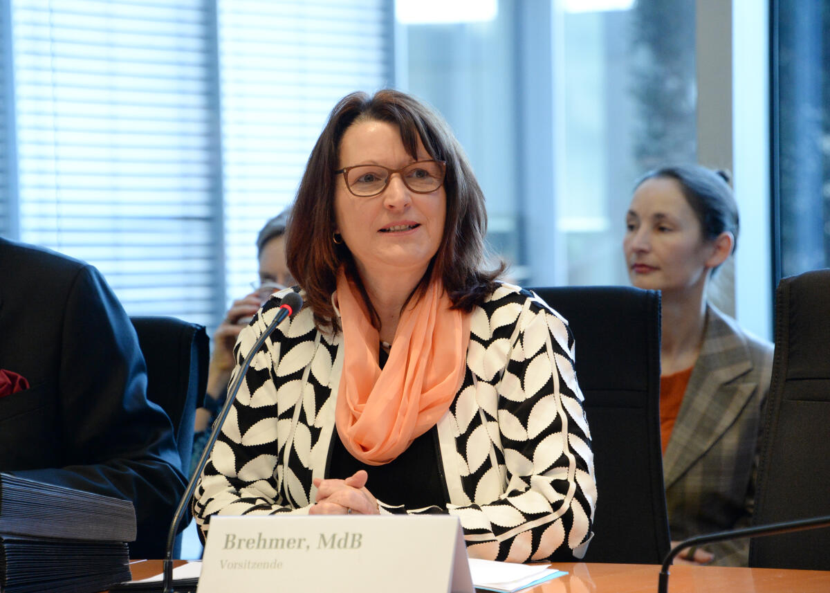 Vorsitzwechsel beim Petitionsausschuss des Deutschen Bundestags: Heike Brehmer, (im Bild), CDU/CSU, gibt den Vorsitz an Marian Wendt, CDU/CSU ab. Martina Stamm-Fibich, SPD, wird stellvertretende Vorsitzende.; Vorsitz, Bundestagsausschuss, Petition. Brehmer, Heike Vorsitzwechsel beim Petitionsausschuss des Deutschen Bundestags: Heike Brehmer, (im Bild), CDU/CSU, gibt den Vorsitz an Marian Wendt, CDU/CSU ab. Martina Stamm-Fibich, SPD, wird stellvertretende Vorsitzende.; Vorsitz, Bundestagsausschuss, Petition.