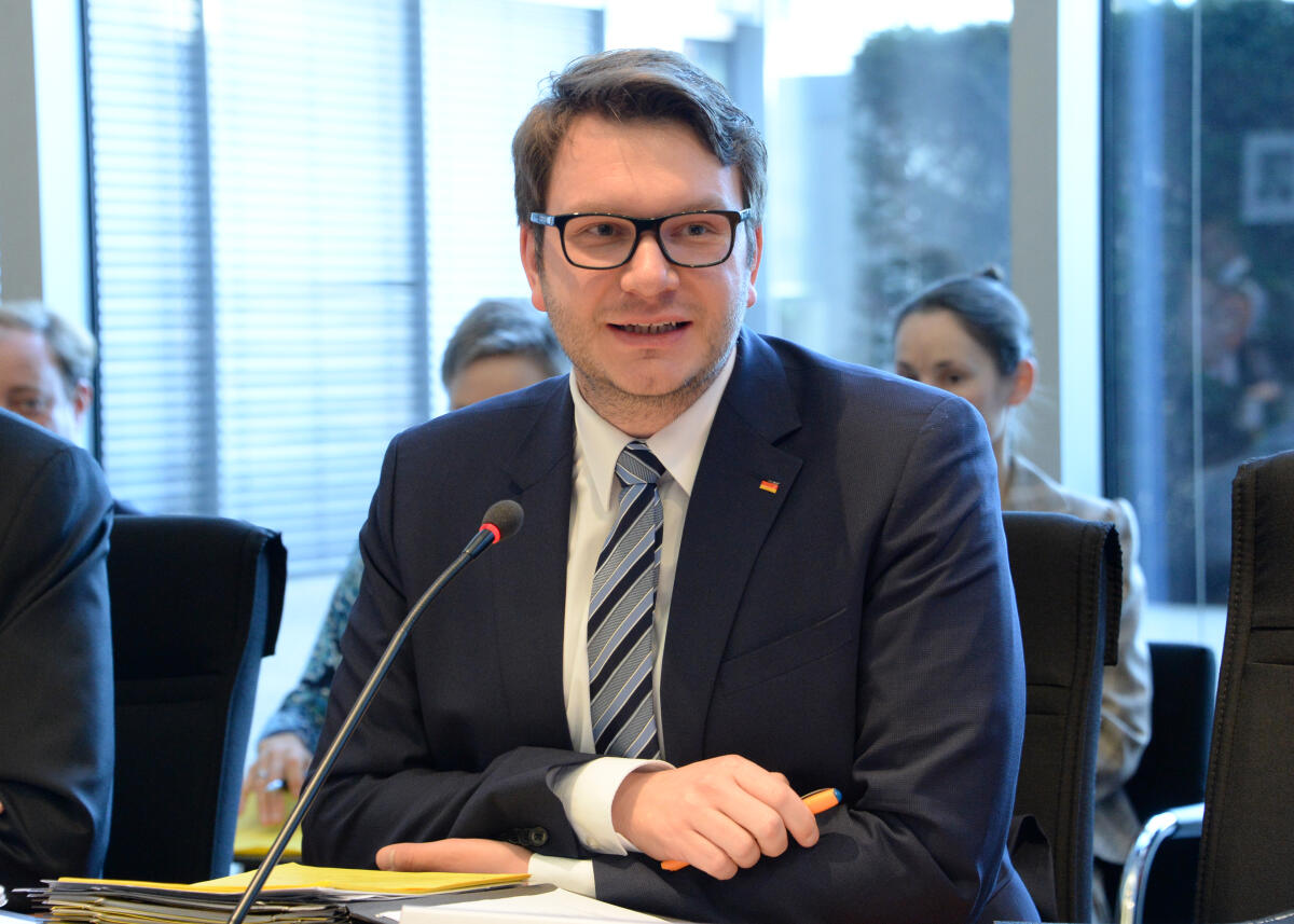 Vorsitzwechsel beim Petitionsausschuss des Deutschen Bundestags: Heike Brehmer, CDU/CSU, gibt den Vorsitz an Marian Wendt, (im Bild), CDU/CSU ab. Martina Stamm-Fibich, SPD, wird stellvertretende Vorsitzende.; Vorsitz, Bundestagsausschuss, Petition. Wendt, Marian Vorsitzwechsel beim Petitionsausschuss des Deutschen Bundestags: Heike Brehmer, CDU/CSU, gibt den Vorsitz an Marian Wendt, (im Bild), CDU/CSU ab. Martina Stamm-Fibich, SPD, wird stellvertretende Vorsitzende.; Vorsitz, Bundestagsausschuss, Petition.
