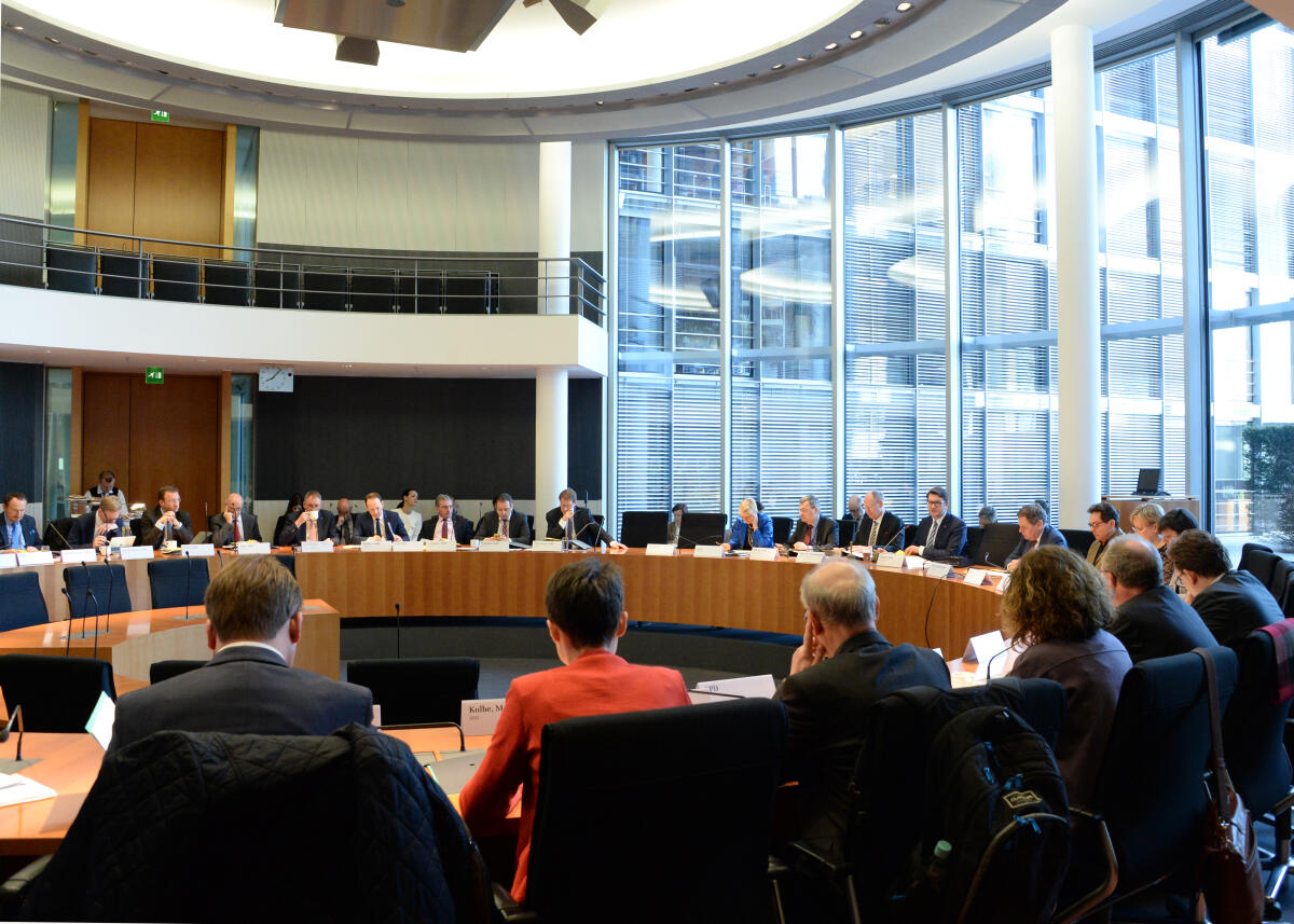 Vorsitzwechsel beim Petitionsausschuss des Deutschen Bundestags: Heike Brehmer, CDU/CSU, gibt den Vorsitz an Marian Wendt, CDU/CSU ab. Martina Stamm-Fibich, SPD, wird stellvertretende Vorsitzende.; Vorsitz, Bundestagsausschuss, Petition, Übersicht. Vorsitzwechsel beim Petitionsausschuss des Deutschen Bundestags: Heike Brehmer, CDU/CSU, gibt den Vorsitz an Marian Wendt, CDU/CSU ab. Martina Stamm-Fibich, SPD, wird stellvertretende Vorsitzende.; Vorsitz, Bundestagsausschuss, Petition, Übersicht.