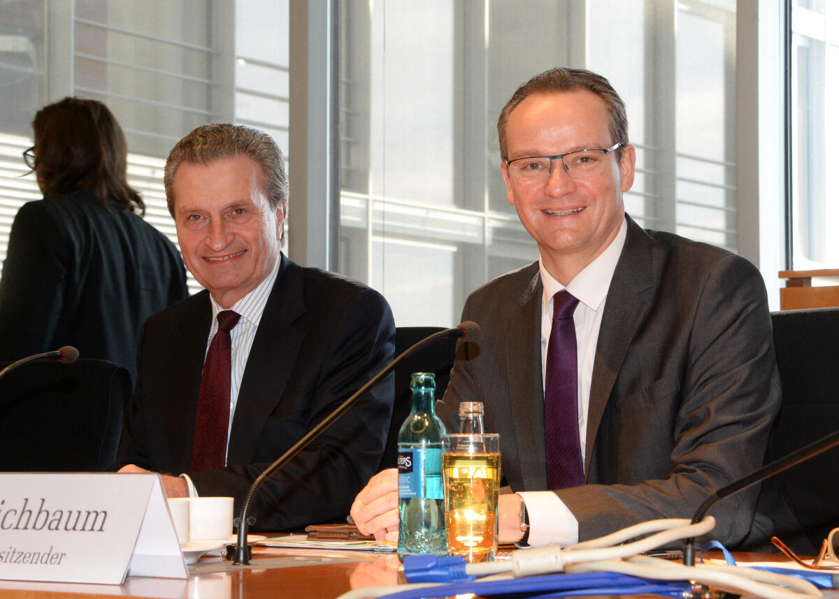 Gunther Krichbaum, (re), CDU/CSU, Vorsitzender des Ausschusses des Deutschen Bundestages für die Angelegenheiten der Europäischen Union, empfängt den EU-Kommissar Günther Oettinger, (li), im Ausschuss. Krichbaum, Gunther; Oettinger, Günther Gunther Krichbaum, (re), CDU/CSU, Vorsitzender des Ausschusses des Deutschen Bundestages für die Angelegenheiten der Europäischen Union, empfängt den EU-Kommissar Günther Oettinger, (li), im Ausschuss.