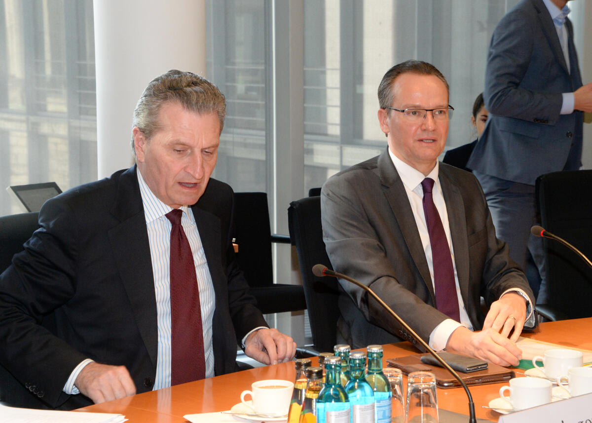 Gunther Krichbaum, (re), CDU/CSU, Vorsitzender des Ausschusses des Deutschen Bundestages für die Angelegenheiten der Europäischen Union, empfängt den EU-Kommissar Günther Oettinger, (li), im Ausschuss. Krichbaum, Gunther; Oettinger, Günther Gunther Krichbaum, (re), CDU/CSU, Vorsitzender des Ausschusses des Deutschen Bundestages für die Angelegenheiten der Europäischen Union, empfängt den EU-Kommissar Günther Oettinger, (li), im Ausschuss.