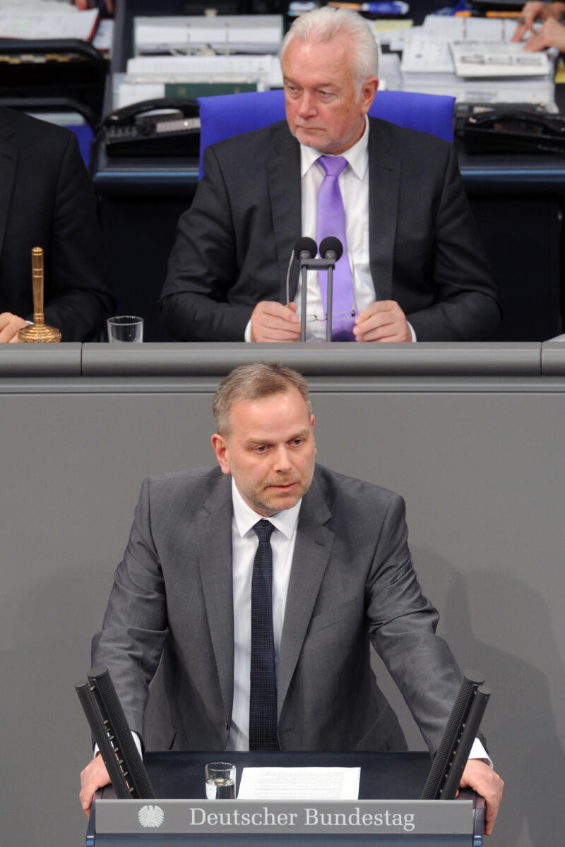Leif-Erik Holm, AfD, Bundestagsabgeordneter, Abgeordneter, Mitglied Deutscher Bundestag, MdB, Rede, 20. Sitzung, ZP 2, Thema: Aktuelle Stunde zur Gefahr eines Handelskrieges, Vorstand: Bundestagsvizepräsident Wolfgang Kubicki, FDP.; Rednerpult. Holm, Leif-Erik; Kubicki, Wolfgang Leif-Erik Holm, AfD, Bundestagsabgeordneter, Abgeordneter, Mitglied Deutscher Bundestag, MdB, Rede, 20. Sitzung, ZP 2, Thema: Aktuelle Stunde zur Gefahr eines Handelskrieges, Vorstand: Bundestagsvizepräsident Wolfgang Kubicki, FDP.; Rednerpult.