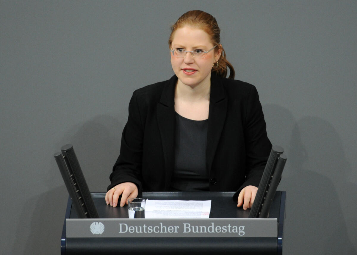 Helling-Plahr, Katrin Katrin Helling-Plahr, FDP, Bundestagsabgeordnete, Abgeordnete, Mitglied Deutscher Bundestag, MdB, Rede, 20. Sitzung, Top 15, Thema: Familienrechtliches Wechselmodell als Regelfall.; Rednerpult.