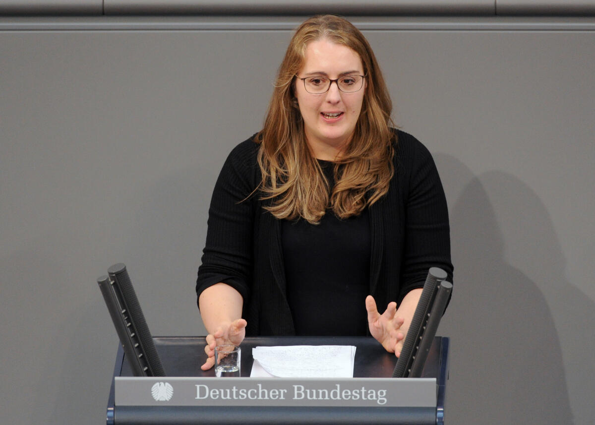 Dröge, Katharina Katharina Dröge, Bündnis 90/Die Grünen, Bundestagsabgeordnete, Abgeordnete, Mitglied Deutscher Bundestag, MdB, Rede, 20. Sitzung, ZP 2, Thema: Aktuelle Stunde zur Gefahr eines Handelskrieges.; Rednerpult.