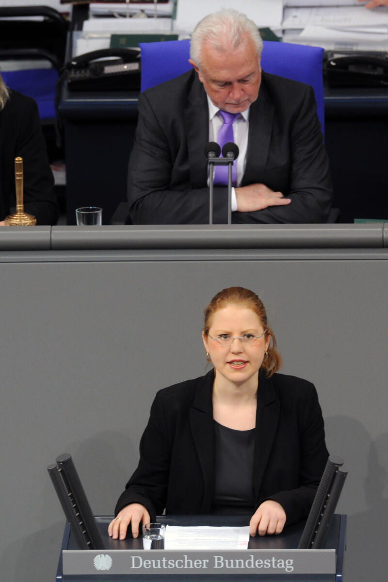Helling-Plahr, Katrin; Kubicki, Wolfgang Katrin Helling-Plahr, FDP, Bundestagsabgeordnete, Abgeordnete, Mitglied Deutscher Bundestag, MdB, Rede, 20. Sitzung, Top 15, Thema: Familienrechtliches Wechselmodell als Regelfall, Vorsitz: Bundestagsvizepräsident Wolfgang Kubicki, FDP.; Rednerpult.