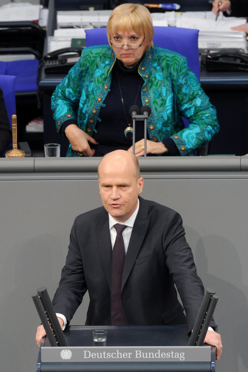 Brinkhaus, Ralph; Roth, Claudia Ralph Brinkhaus, CDU/CSU, Bundestagsabgeordneter, Abgeordneter, Mitglied Deutscher Bundestag, MdB, Rede, 20. Sitzung, ZP 2, Thema: Aktuelle Stunde zur Gefahr eines Handelskrieges, Vorstand: Bundestagsvizepräsidentin Claudia Roth, Bündnis 90/Die Grünen.; Rednerpult.
