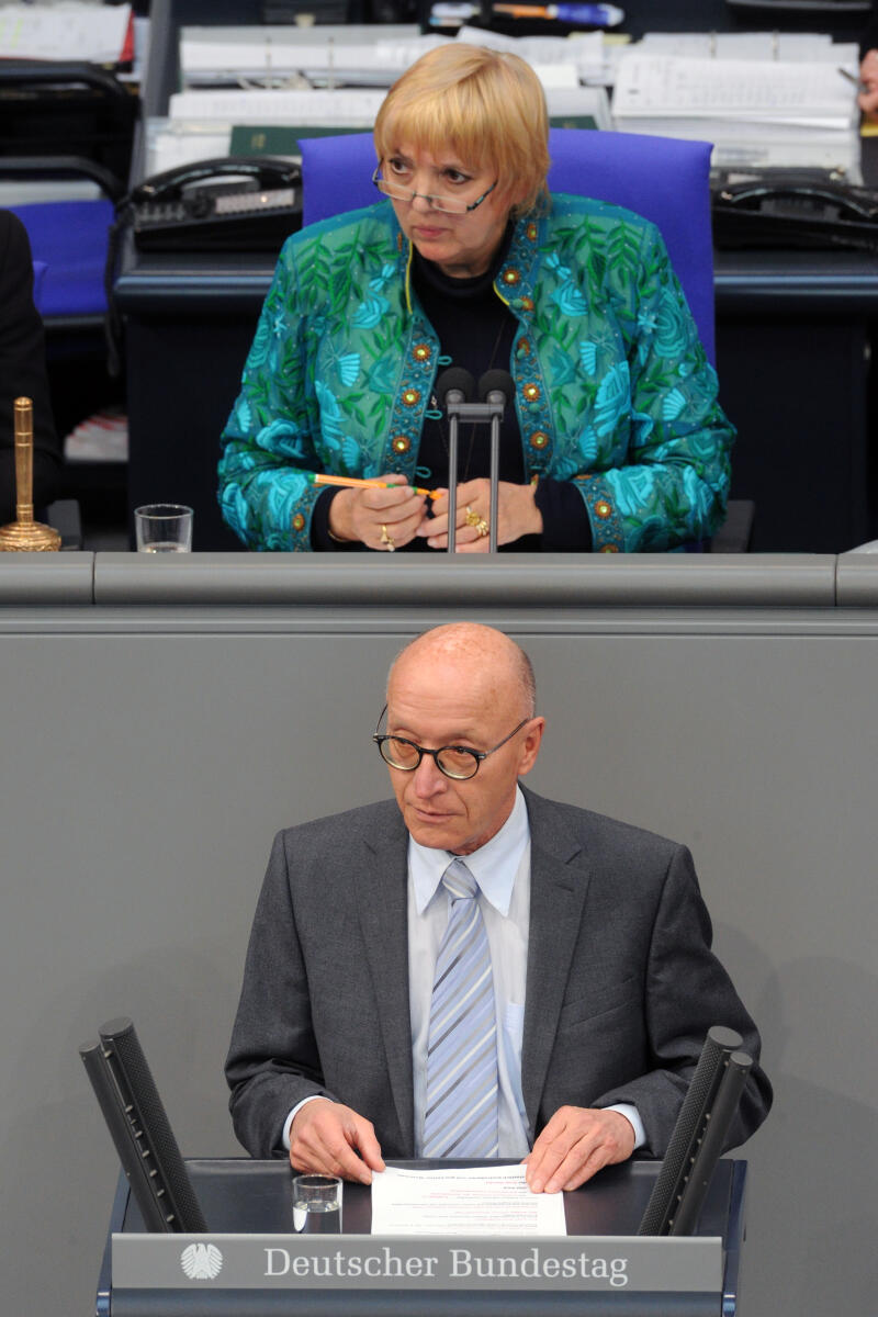 Bernhard Loos, CDU/CSU, Bundestagsabgeordneter, Abgeordneter, Mitglied Deutscher Bundestag, MdB, Rede, 20. Sitzung, ZP 2, Thema: Aktuelle Stunde zur Gefahr eines Handelskrieges, Vorstand: Bundestagsvizepräsidentin Claudia Roth, Bündnis 90/Die Grünen.; Rednerpult. Loos, Bernhard; Roth, Claudia Bernhard Loos, CDU/CSU, Bundestagsabgeordneter, Abgeordneter, Mitglied Deutscher Bundestag, MdB, Rede, 20. Sitzung, ZP 2, Thema: Aktuelle Stunde zur Gefahr eines Handelskrieges, Vorstand: Bundestagsvizepräsidentin Claudia Roth, Bündnis 90/Die Grünen.; Rednerpult.