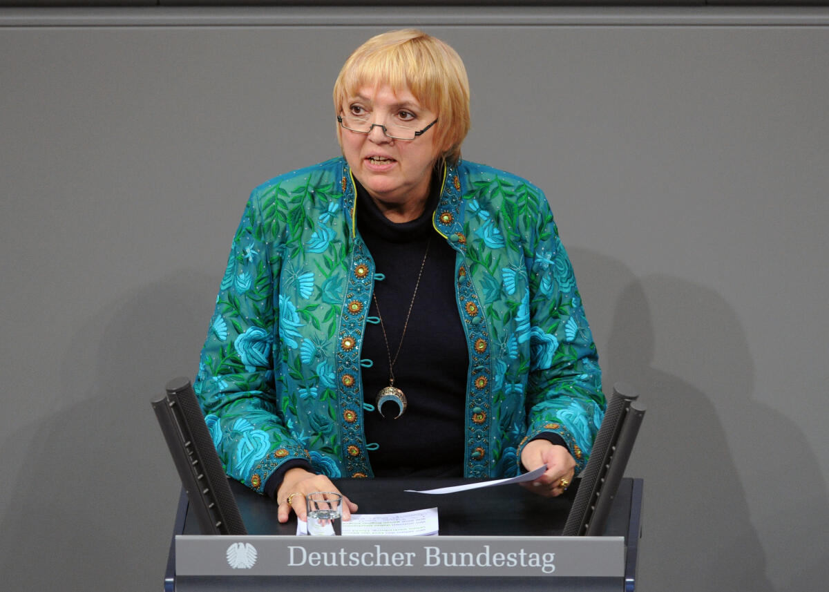 Roth, Claudia Claudia Roth, Bündnis 90/Die Grünen, Bundestagsabgeordnete, Abgeordnete, Mitglied Deutscher Bundestag, MdB, Rede, 20. Sitzung, Top 14, Thema: Vorgehen der Türkei in Syrien.; Rednerpult.