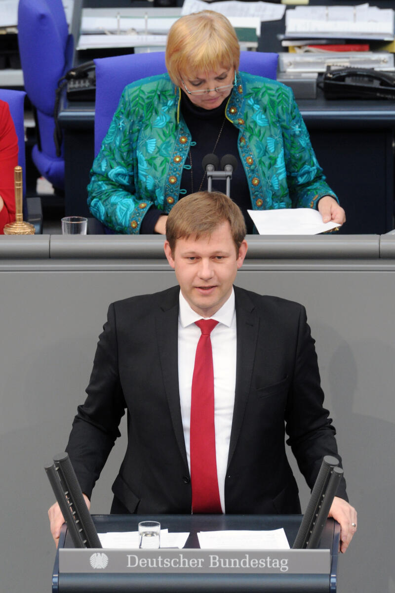 Thomas Erndl, CDU/CSU, Bundestagsabgeordneter, Abgeordneter, Mitglied Deutscher Bundestag, MdB, Rede, 20. Sitzung, Top 8, Thema: Bundeswehreinsatz in Südsudan (UNMISS), Vorsitz: Bundestagsvizepräsidentin Claudia Roth, Bündnis 90/Die Grünen.; Rednerpult. Erndl, Thomas; Roth, Claudia Thomas Erndl, CDU/CSU, Bundestagsabgeordneter, Abgeordneter, Mitglied Deutscher Bundestag, MdB, Rede, 20. Sitzung, Top 8, Thema: Bundeswehreinsatz in Südsudan (UNMISS), Vorsitz: Bundestagsvizepräsidentin Claudia Roth, Bündnis 90/Die Grünen.; Rednerpult.