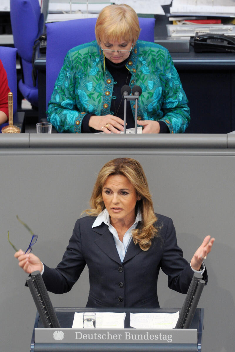 Noll, Michaela; Roth, Claudia Michaela Noll, CDU/CSU, Bundestagsabgeordnete, Abgeordnete, Mitglied Deutscher Bundestag, MdB, Rede, 20. Sitzung, Top 8, Thema: Bundeswehreinsatz in Südsudan (UNMISS), Vorsitz: Bundestagsvizepräsidentin Claudia Roth, Bündnis 90/Die Grünen.; Rednerpult.