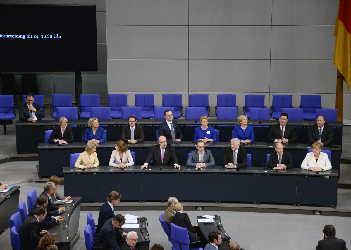 Deutscher Bundestag 19. Sitzung, Top 1, 2, 3 und 4, Wahl und Eidesleistung der Bundeskanzlerin Dr. Angela Merkel, CDU/CSU, Bekanntgabe der Bildung der Bundesregierung und Eidesleistung der Bundesministerinnen und Bundesminister. Die Bundesministerinnen und Bundesminister haben nach der Eidesleistung Platz auf der Regierungsbank genommen.; Übersicht. Deutscher Bundestag 19. Sitzung, Top 1, 2, 3 und 4, Wahl und Eidesleistung der Bundeskanzlerin Dr. Angela Merkel, CDU/CSU, Bekanntgabe der Bildung der Bundesregierung und Eidesleistung der Bundesministerinnen und Bundesminister. Die Bundesministerinnen und Bundesminister haben nach der Eidesleistung Platz auf der Regierungsbank genommen.; Übersicht.