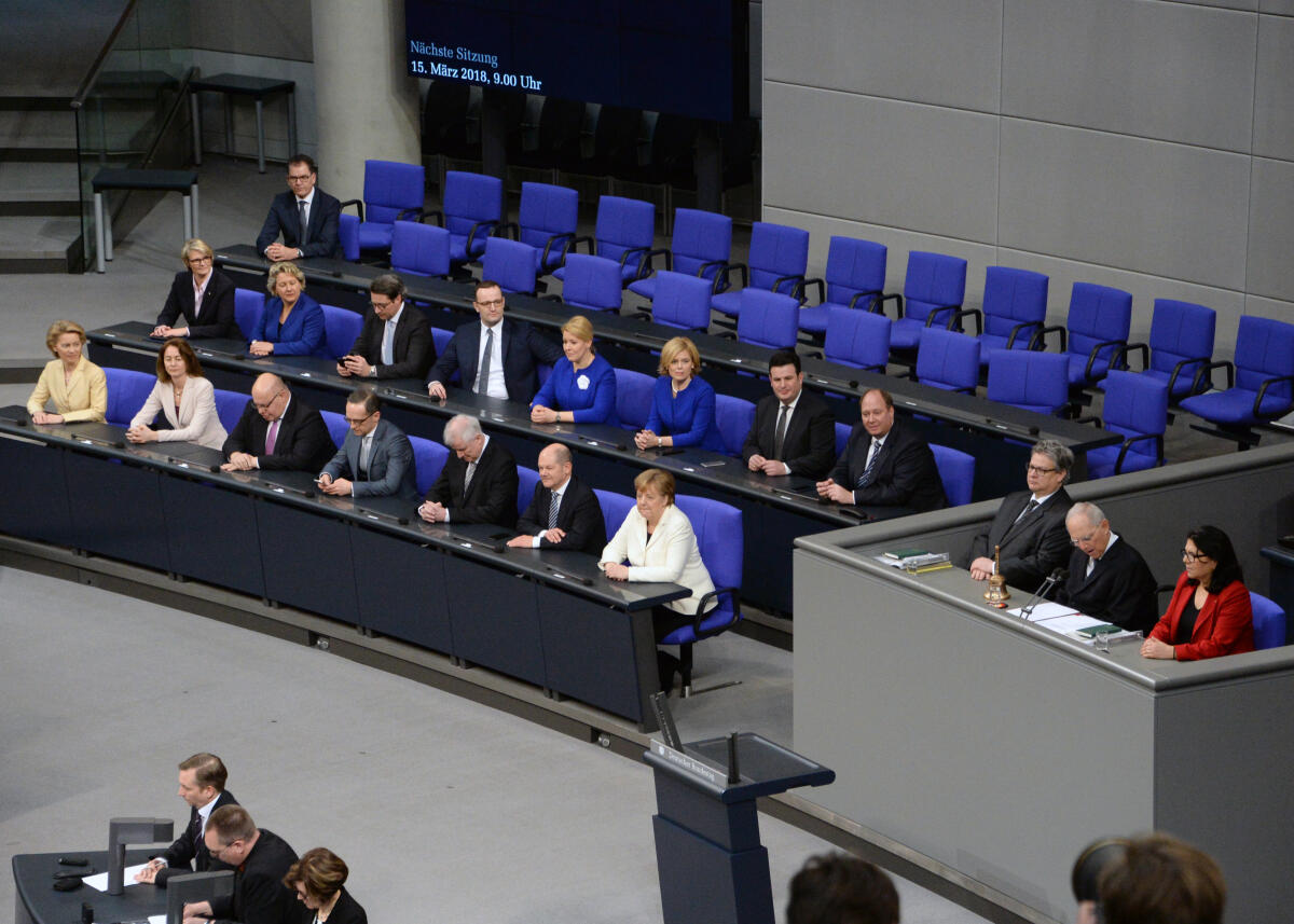Deutscher Bundestag 19. Sitzung, Top 1, 2, 3 und 4, Wahl und Eidesleistung der Bundeskanzlerin Dr. Angela Merkel, CDU/CSU, Bekanntgabe der Bildung der Bundesregierung und Eidesleistung der Bundesministerinnen und Bundesminister. Die Bundesministerinnen und Bundesminister haben nach der Eidesleistung Platz auf der Regierungsbank genommen.; Übersicht. Deutscher Bundestag 19. Sitzung, Top 1, 2, 3 und 4, Wahl und Eidesleistung der Bundeskanzlerin Dr. Angela Merkel, CDU/CSU, Bekanntgabe der Bildung der Bundesregierung und Eidesleistung der Bundesministerinnen und Bundesminister. Die Bundesministerinnen und Bundesminister haben nach der Eidesleistung Platz auf der Regierungsbank genommen.; Übersicht.