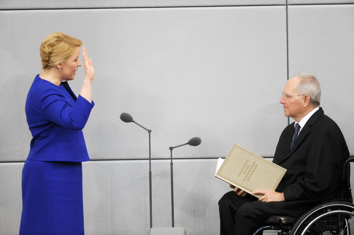 Schäuble, Wolfgang; Giffey, Franziska Deutscher Bundestag 19. Sitzung, Top 1, 2, 3 und 4, Wahl und Eidesleistung der Bundeskanzlerin Dr. Angela Merkel, CDU/CSU, Bekanntgabe der Bildung der Bundesregierung und Eidesleistung der Bundesministerinnen und Bundesminister. Bundestagspräsident Dr. Wolfgang Schäuble, CDU/CSU, nimmt den ernannten Bundesministerinnen und Bundesminister den Eid ab. Hier: Dr. Franziska Giffey, SPD, Bundesministerin für Familie, Senioren, Frauen und Jugend.; Vereidigung.