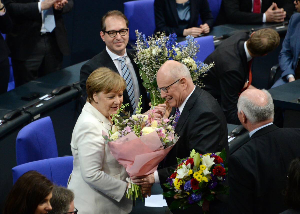 Merkel, Angela; Kauder, Volker; Dobrindt, Alexander Deutscher Bundestag 19. Sitzung, Top 1, 2, 3 und 4, Wahl und Eidesleistung der Bundeskanzlerin Dr. Angela Merkel, CDU/CSU, Bekanntgabe der Bildung der Bundesregierung und Eidesleistung der Bundesministerinnen und Bundesminister. Volker Kauder, (re), CDU/CSU, gehört zu den ersten Gratulanten zur Wahl von Dr. Angela Merkel, CDU/CSU, zur Bundeskanzlerin. Blumen werden überreicht. Hinten: Alexander Dobrindt, CDU/CSU.