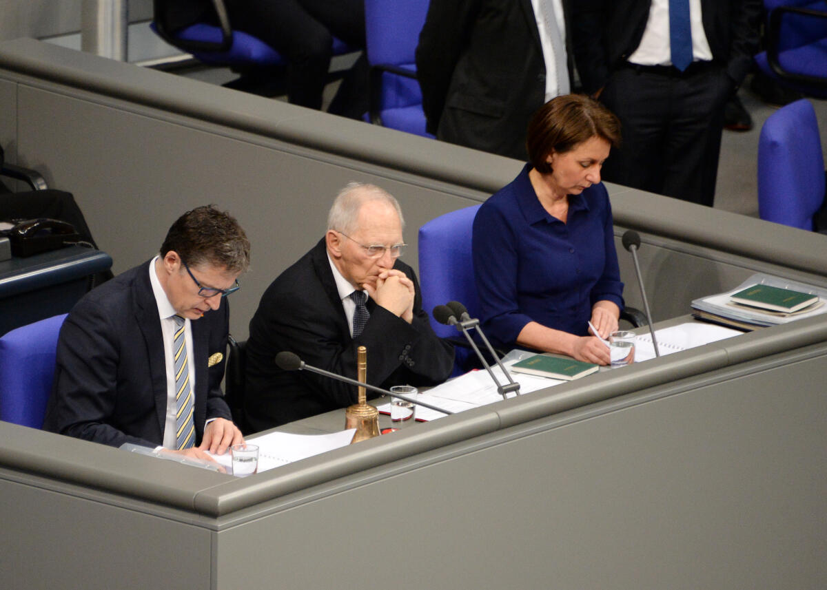 Schäuble, Wolfgang; Westig, Nicole; Koeppen, Jens Deutscher Bundestag 19. Sitzung, Top 1, 2, 3 und 4, Wahl und Eidesleistung der Bundeskanzlerin Dr. Angela Merkel, CDU/CSU, Bekanntgabe der Bildung der Bundesregierung und Eidesleistung der Bundesministerinnen und Bundesminister. Schriftführer: Nicole Westig, FDP, Jens Koeppen, CDU/CSU, Vorsitz: Bundestagspräsident Dr. Wolfgang Schäuble, CDU/CSU.