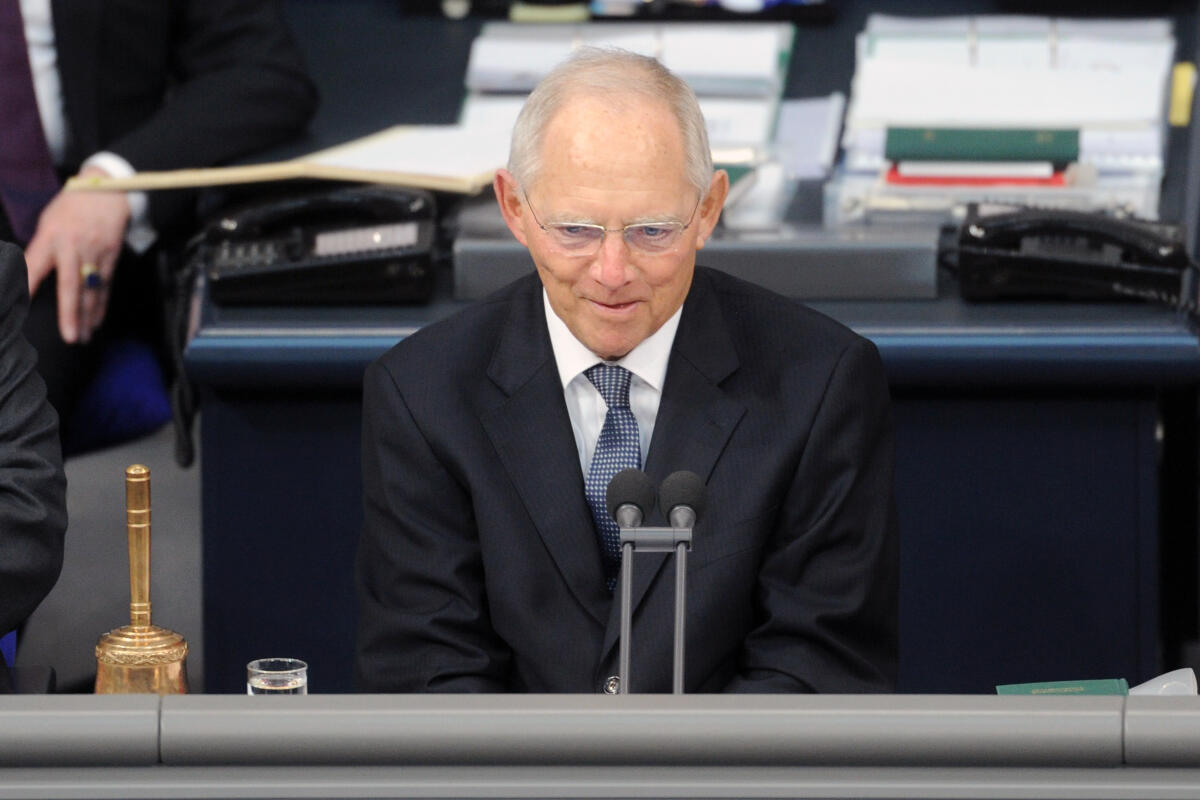 Deutscher Bundestag 19. Sitzung, Top 1, 2, 3 und 4, Wahl und Eidesleistung der Bundeskanzlerin Dr. Angela Merkel, CDU/CSU, Bekanntgabe der Bildung der Bundesregierung und Eidesleistung der Bundesministerinnen und Bundesminister. Bundestagspräsident Dr. Wolfgang Schäuble, CDU/CSU, verliest das Schreiben von Bundespräsident Frank-Walter Steinmeier, SPD, zur Bildung einer Bundesregierung. Schäuble, Wolfgang Deutscher Bundestag 19. Sitzung, Top 1, 2, 3 und 4, Wahl und Eidesleistung der Bundeskanzlerin Dr. Angela Merkel, CDU/CSU, Bekanntgabe der Bildung der Bundesregierung und Eidesleistung der Bundesministerinnen und Bundesminister. Bundestagspräsident Dr. Wolfgang Schäuble, CDU/CSU, verliest das Schreiben von Bundespräsident Frank-Walter Steinmeier, SPD, zur Bildung einer Bundesregierung.