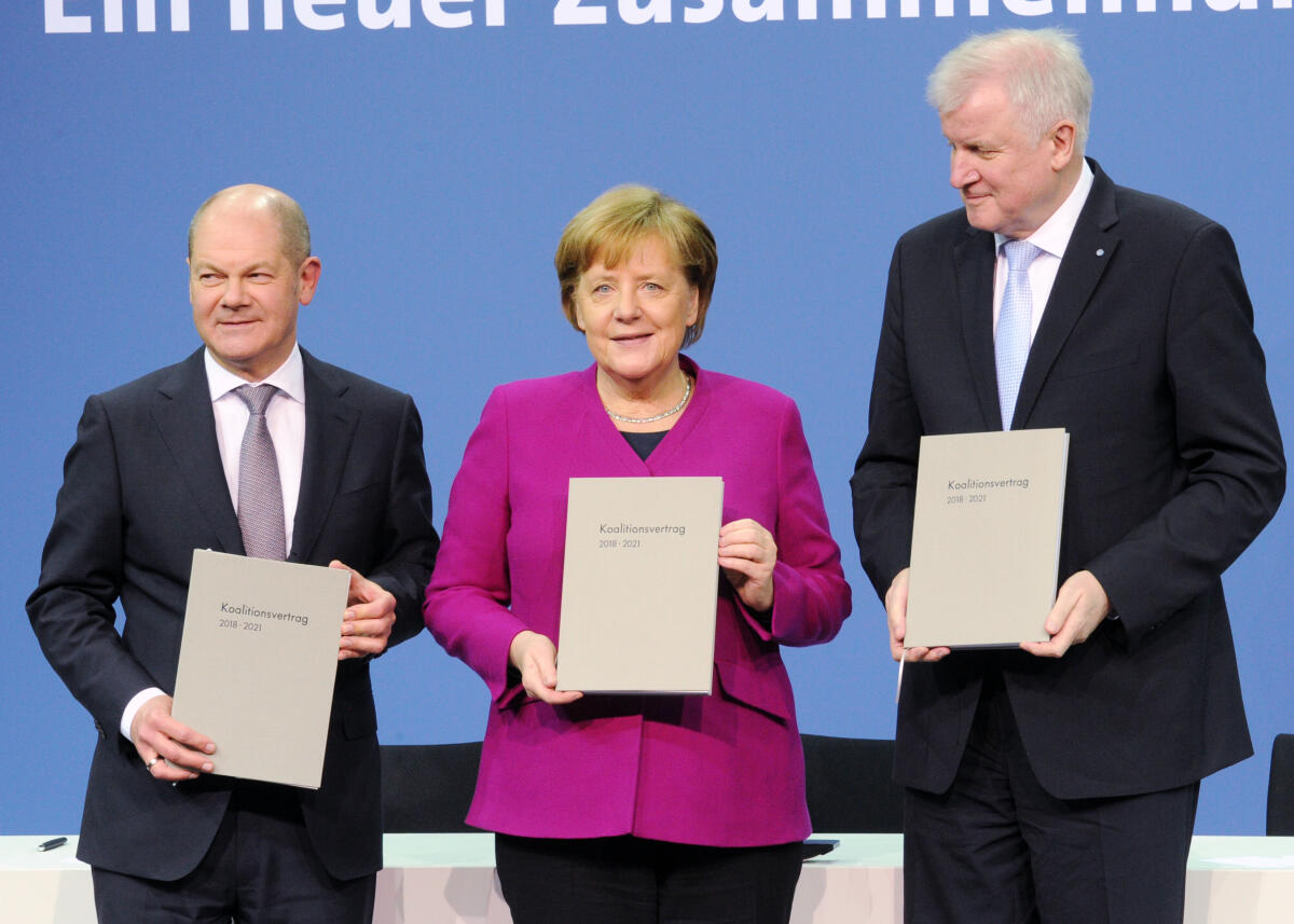 Merkel, Angela; Scholz, Olaf; Seehofer, Horst Unterzeichnung des Koalitionsvertrags. Die Generalsekretäre der Parteien der Großen Koalition, die Fraktionsvorsitzenden von CDU, CSU, und SPD, und die Bundeskanzlerin Dr. Angela Merkel, CDU, Horst Seehofer, (re), CSU, und Olaf Scholz, (li), SPD, unterzeichnen den Koalitionsvertrag für die kommenden vier Jahre.; Unterzeichnung, Unterschrift, Unterschriften, Koalition, Vertrag, Vereinbarung.