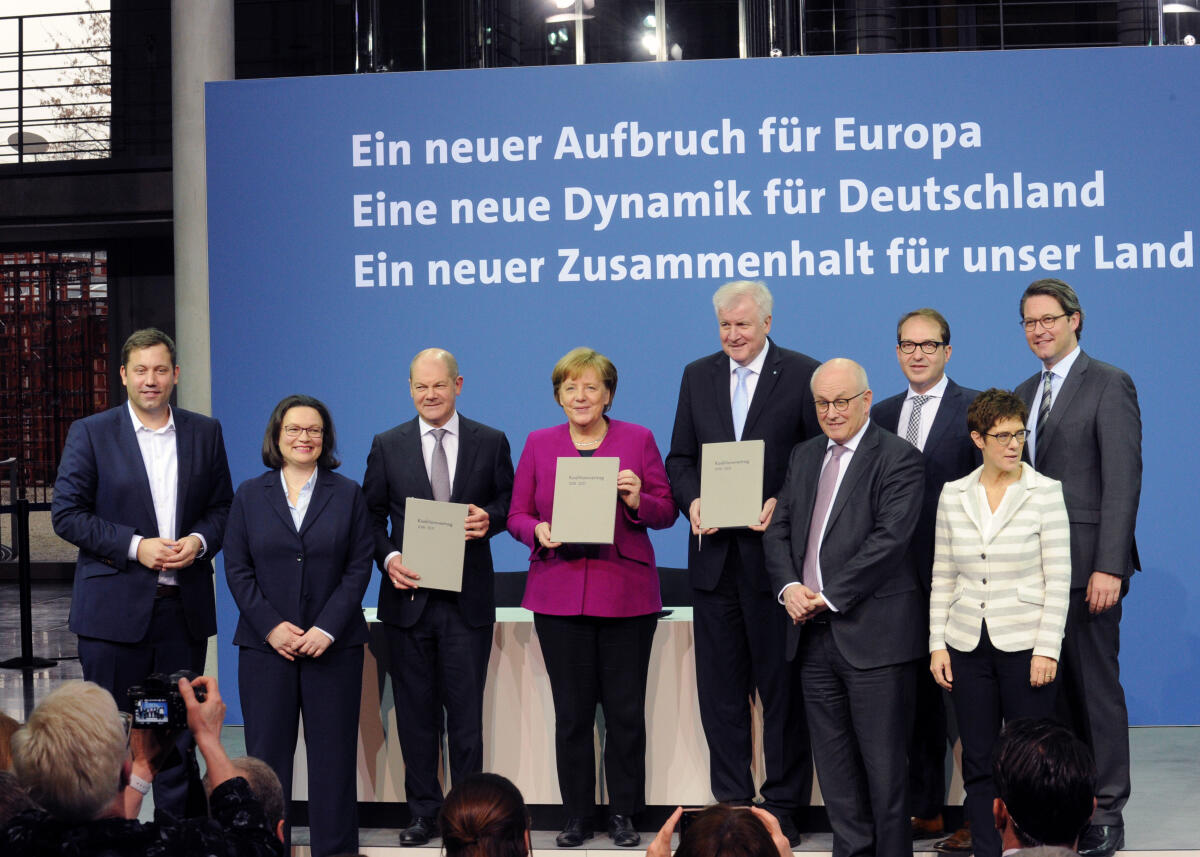 Merkel, Angela; Scholz, Olaf; Seehofer, Horst; Nahles, Andrea; Kauder, Volker; Dobrindt, Alexander; Kramp-Karrenbauer, Annegret; Scheuer, Andreas; Klingbeil, Lars Unterzeichnung des Koalitionsvertrags. Die Generalsekretäre der Parteien der Großen Koalition, Annegret Kramp-Karrenbauer, (2.v.re), CDU, Andreas Scheuer, (re), CSU, Lars Klinbeil, (li), SPD, die Fraktionsvorsitzenden von CDU, Volker Kauder, (4.v.re), der SPD, Andrea Nahles, (2.v.li), der Vorsitzende der CSU-Landesgruppe im Bundestag, Alexander Dobrindt, (3.v.re), und die Bundeskanzlerin Dr. Angela Merkel, CDU, Horst Seehofer, CSU, und Olaf Scholz, SPD, unterzeichnen den Koalitionsvertrag für die kommenden vier Jahre.; Unterzeichnung, Unterschrift, Unterschriften, Koalition, Vertrag, Vereinbarung.