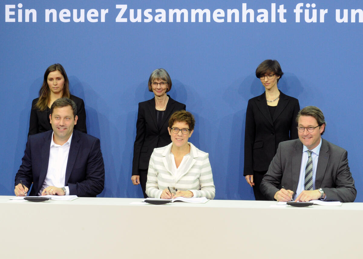 Kramp-Karrenbauer, Annegret; Scheuer, Andreas; Klingbeil, Lars Unterzeichnung des Koalitionsvertrags. Die Generalsekretäre der Parteien der Großen Koalition, Annegret Kramp-Karrenbauer, CDU, Andreas Scheuer, CSU, (re), und Lars Klinbeil, (li), SPD, (hier im Bild), die Fraktionsführer von CDU, CSU, und SPD, und die Bundeskanzlerin Dr. Angela Merkel, CDU, Horst Seehofer, CSU, und Olaf Scholz, SPD, unterzeichnen den Koalitionsvertrag für die kommenden vier Jahre.; Unterzeichnung, Unterschrift, Unterschriften, Koalition, Vertrag, Vereinbarung.