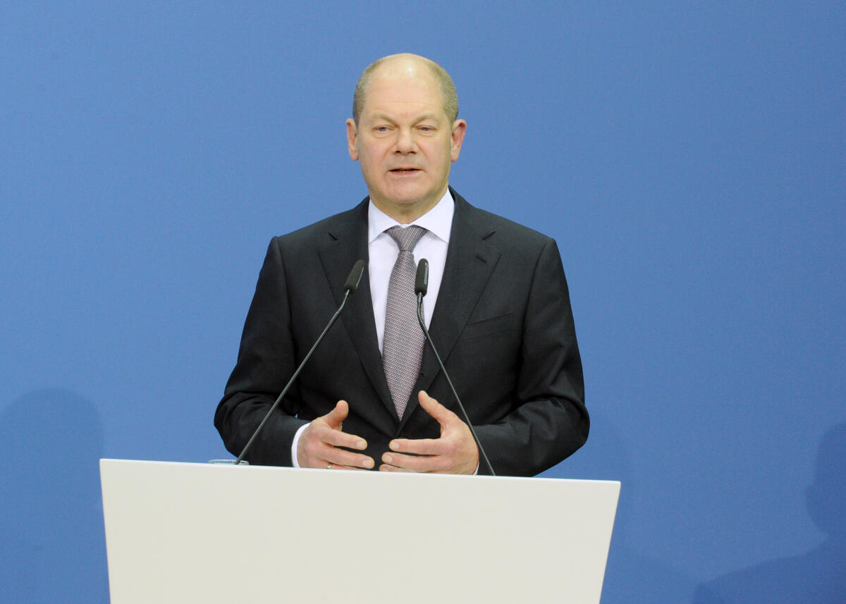 Scholz, Olaf Olaf Scholz am Rednerpult vor der Unterzeichnung des Koalitionsvertrags. Die Generalsekretäre der Parteien der Großen Koalition, die Fraktionsvorsitzenden von CDU, CSU, und SPD, und die Bundeskanzlerin Dr. Angela Merkel, CDU, Horst Seehofer, CSU, und Olaf Scholz, SPD, unterzeichnen den Koalitionsvertrag für die kommenden vier Jahre.; Unterzeichnung, Unterschrift, Unterschriften, Koalition, Vertrag, Vereinbarung.