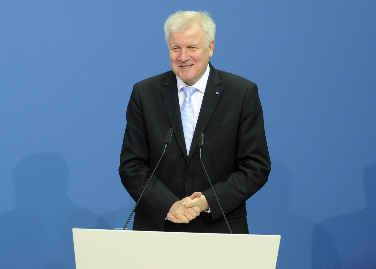 Seehofer, Horst Horst Seehofer am Rednerpult vor der Unterzeichnung des Koalitionsvertrags. Die Generalsekretäre der Parteien der Großen Koalition, die Fraktionsführer von CDU, CSU, und SPD, und die Bundeskanzlerin Dr. Angela Merkel, CDU, Horst Seehofer, CSU, und Olaf Scholz, SPD, unterzeichnen den Koalitionsvertrag für die kommenden vier Jahre.; Unterzeichnung, Unterschrift, Unterschriften, Koalition, Vertrag, Vereinbarung.