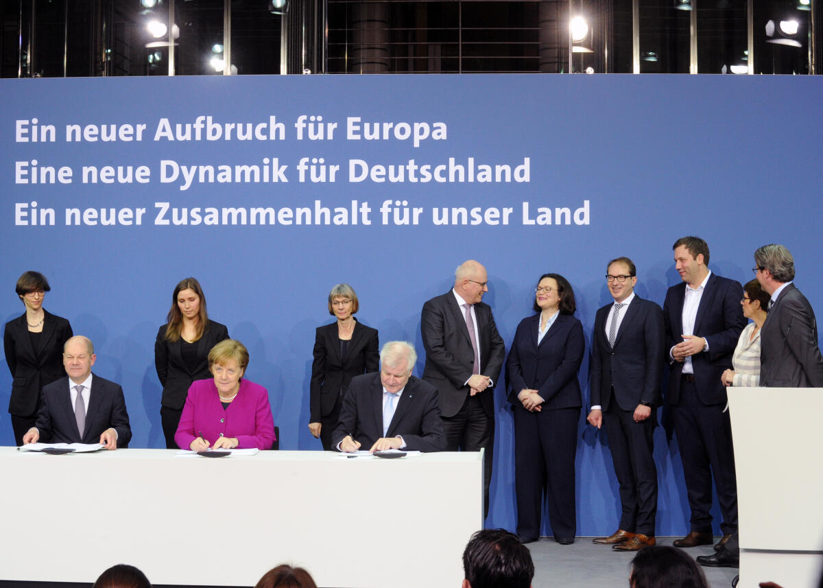 Merkel, Angela; Scholz, Olaf; Seehofer, Horst Unterzeichnung des Koalitionsvertrags. Die Generalsekretäre der Parteien der Großen Koalition, die Fraktionsführer von CDU, CSU, und SPD, und die Bundeskanzlerin Dr. Angela Merkel, CDU, Horst Seehofer, (sitzend re), CSU, und Olaf Scholz, (sitzend li), SPD, unterzeichnen den Koalitionsvertrag für die kommenden vier Jahre.; Unterzeichnung, Unterschrift, Unterschriften, Koalition, Vertrag, Vereinbarung.