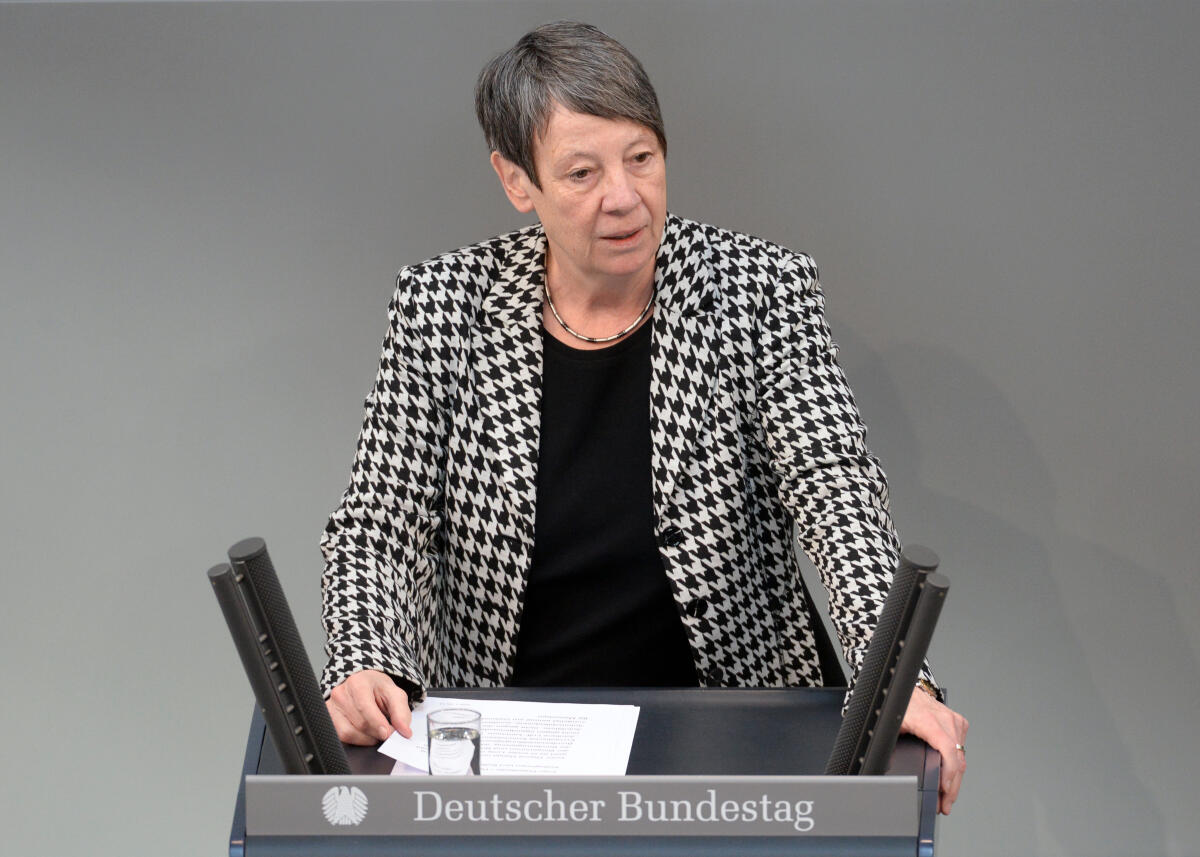 Dr. Barbara Hendricks, BMin., SPD, Bundestagsabgeordnete, Abgeordnete, Mitglied Deutscher Bundestag, MdB, Rede, 18. Sitzung, ZP 6, Thema: Aktuelle Stunde - Diesel: Motor der deutschen Industrie / Fahrverbote.; Rednerpult. Hendricks, Barbara Dr. Barbara Hendricks, BMin., SPD, Bundestagsabgeordnete, Abgeordnete, Mitglied Deutscher Bundestag, MdB, Rede, 18. Sitzung, ZP 6, Thema: Aktuelle Stunde - Diesel: Motor der deutschen Industrie / Fahrverbote.; Rednerpult.