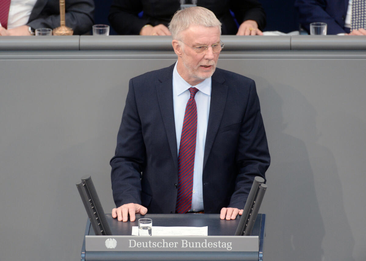 Klare, Arno Arno Klare, SPD, Bundestagsabgeordneter, Abgeordneter, Mitglied Deutscher Bundestag, MdB, Rede, 18. Sitzung, ZP 6, Thema: Aktuelle Stunde - Diesel: Motor der deutschen Industrie / Fahrverbote.; Rednerpult.