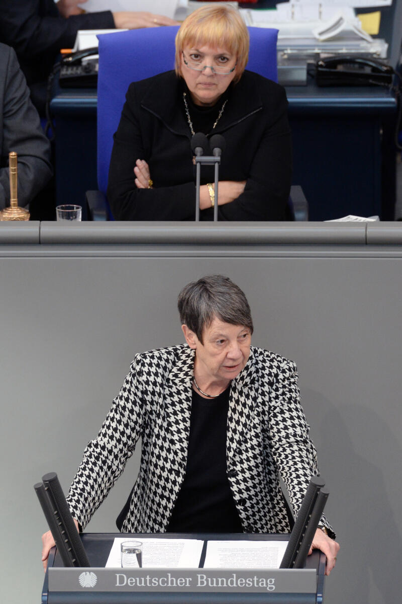 Dr. Barbara Hendricks, SPD, MdB, MdB, Rede in der 18. Sitzung, ZP 6, Thema: Aktuelle Stunde - Diesel: Motor der deutschen Industrie / Fahrverbote,; Vorsitz: Bundestagsvizepräsidentin Claudia Roth, Bündnis 90/Die Grünen.; Rednerpult. Hendricks, Barbara; Roth, Claudia Dr. Barbara Hendricks, SPD, MdB, MdB, Rede in der 18. Sitzung, ZP 6, Thema: Aktuelle Stunde - Diesel: Motor der deutschen Industrie / Fahrverbote,; Vorsitz: Bundestagsvizepräsidentin Claudia Roth, Bündnis 90/Die Grünen.; Rednerpult.
