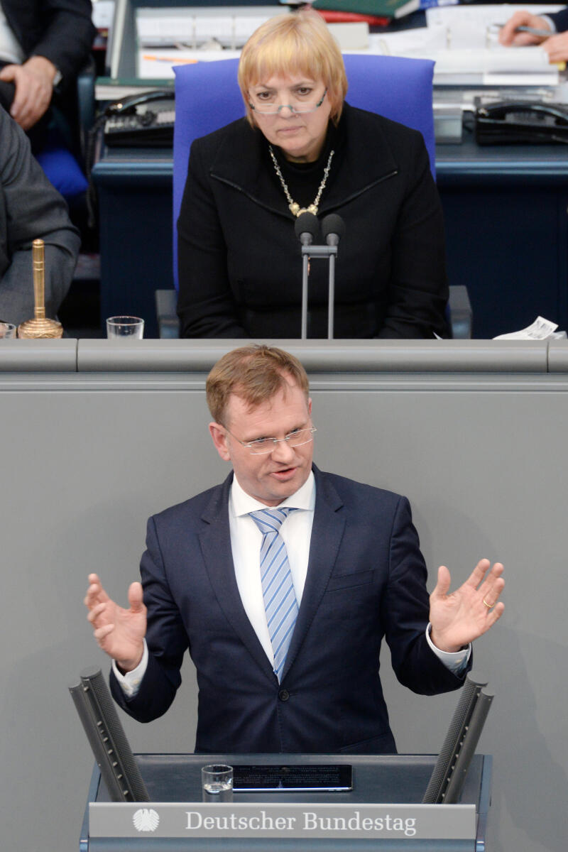 Spaniel, Dirk; Roth, Claudia Dr. Ing. Dirk Spaniel, AfD, Bundestagsabgeordneter, Abgeordneter, Mitglied Deutscher Bundestag, MdB, Rede, 18. Sitzung, ZP 6, Thema: Aktuelle Stunde - Diesel: Motor der deutschen Industrie / Fahrverbote, Vorsitz: Bundestagsvizepräsidentin Claudia Roth, Bündnis 90/Die Grünen.; Rednerpult.