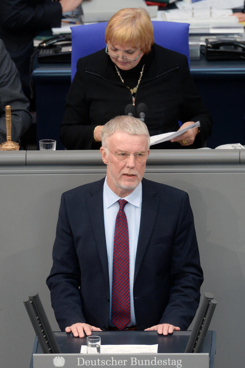 Klare, Arno; Roth, Claudia Arno Klare, SPD, Bundestagsabgeordneter, Abgeordneter, Mitglied Deutscher Bundestag, MdB, Rede, 18. Sitzung, ZP 6, Thema: Aktuelle Stunde - Diesel: Motor der deutschen Industrie / Fahrverbote, Vorsitz: Bundestagsvizepräsidentin Claudia Roth, Bündnis 90/Die Grünen.; Rednerpult.