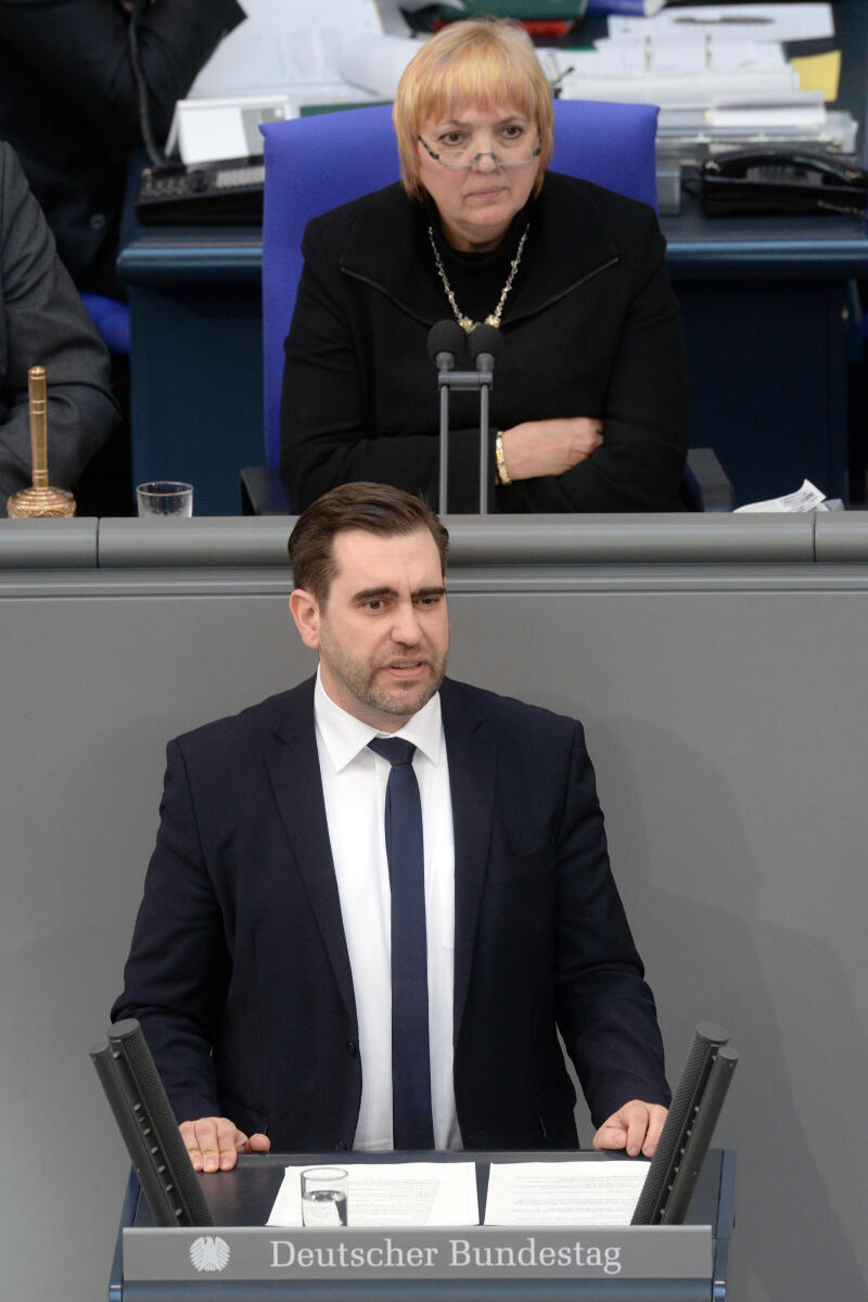 Frank Sitta, FDP, Bundestagsabgeordneter, Abgeordneter, Mitglied Deutscher Bundestag, MdB, Rede, 18. Sitzung, ZP 6, Thema: Aktuelle Stunde - Diesel: Motor der deutschen Industrie / Fahrverbote, Vorsitz: Bundestagsvizepräsidentin Claudia Roth, Bündnis 90/Die Grünen.; Rednerpult. Sitta, Frank; Roth, Claudia Frank Sitta, FDP, Bundestagsabgeordneter, Abgeordneter, Mitglied Deutscher Bundestag, MdB, Rede, 18. Sitzung, ZP 6, Thema: Aktuelle Stunde - Diesel: Motor der deutschen Industrie / Fahrverbote, Vorsitz: Bundestagsvizepräsidentin Claudia Roth, Bündnis 90/Die Grünen.; Rednerpult.