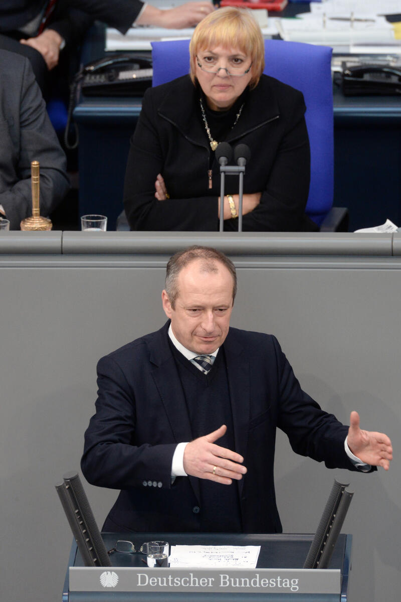 Oliver Wittke, CDU/CSU, Bundestagsabgeordneter, Abgeordneter, Mitglied Deutscher Bundestag, MdB, Rede, 18. Sitzung, ZP 6, Thema: Aktuelle Stunde - Diesel: Motor der deutschen Industrie / Fahrverbote, Vorsitz: Bundestagsvizepräsidentin Claudia Roth, Bündnis 90/Die Grünen.; Rednerpult. Wittke, Oliver; Roth, Claudia Oliver Wittke, CDU/CSU, Bundestagsabgeordneter, Abgeordneter, Mitglied Deutscher Bundestag, MdB, Rede, 18. Sitzung, ZP 6, Thema: Aktuelle Stunde - Diesel: Motor der deutschen Industrie / Fahrverbote, Vorsitz: Bundestagsvizepräsidentin Claudia Roth, Bündnis 90/Die Grünen.; Rednerpult.