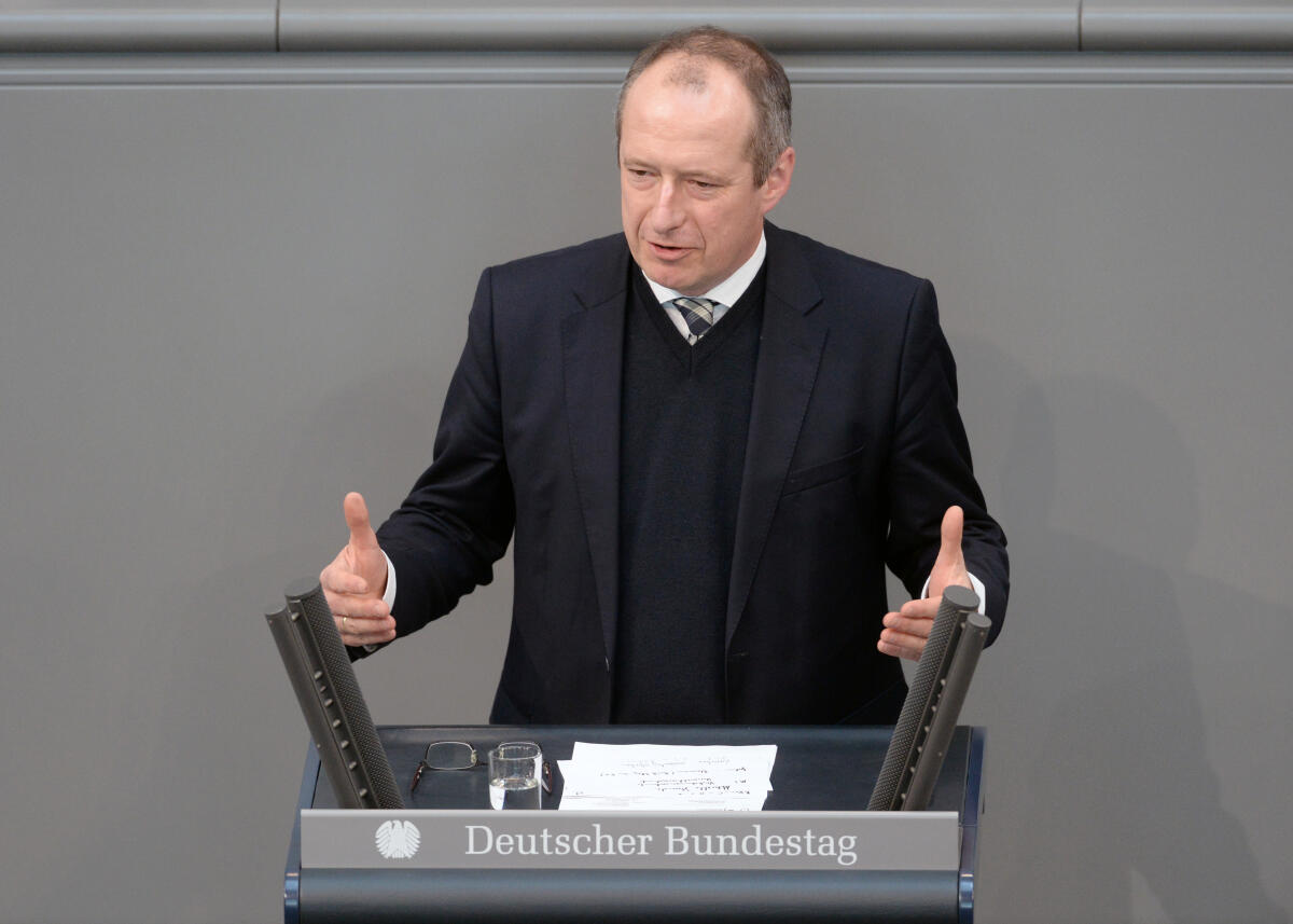Oliver Wittke, CDU/CSU, Bundestagsabgeordneter, Abgeordneter, Mitglied Deutscher Bundestag, MdB, Rede, 18. Sitzung, ZP 6, Thema: Aktuelle Stunde - Diesel: Motor der deutschen Industrie / Fahrverbote.; Rednerpult. Wittke, Oliver Oliver Wittke, CDU/CSU, Bundestagsabgeordneter, Abgeordneter, Mitglied Deutscher Bundestag, MdB, Rede, 18. Sitzung, ZP 6, Thema: Aktuelle Stunde - Diesel: Motor der deutschen Industrie / Fahrverbote.; Rednerpult.
