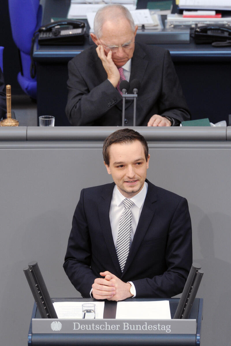 Strasser, Benjamin; Schäuble, Wolfgang Benjamin Strasser, FDP, Bundestagsabgeordneter, Abgeordneter, Mitglied Deutscher Bundestag, MdB, Rede, 17. Sitzung, Top 4, Thema: Einsetzung des 1. Untersuchungsausschusses, Vorsitz: Bundestagspräsident Dr. Wolfgang Schäuble, CDU/CSU.; Rednerpult.