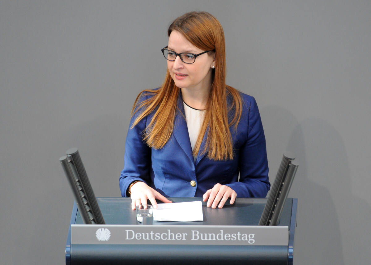 Kemmer, Ronja Ronja Kemmer, CDU/CSU, Bundestagsabgeordnete, Abgeordnete, Mitglied Deutscher Bundestag, MdB, Rede, 17. Sitzung, Top 6, Thema: Abschreibung für digitale Wirtschaftsgüter.; Rednerpult.