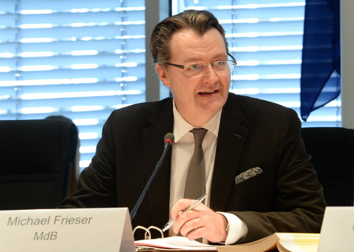 Frieser, Michael Michael Frieser, (hier im Bild), CDU/CSU, konstituiert den Wahlprüfungsausschuss des Deutschen Bundestages. Prof. Dr. Patrick Sensburg, CDU/CSU, übernimmt den Vorsitz.