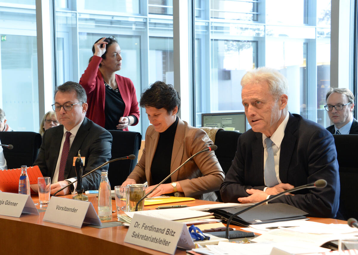 Dr. Peter Ramsauer, (re), CDU/CSU, Vorsitzender des Ausschusses des Deutschen Bundestages für wirtschaftliche Zusammenarbeit und Entwicklung (AwZ), empfängt das Mitglied des Vorstands der KfW, Prof. Dr. Joachim Nagel, (li), und die Vorstandssprecherin der GIZ, Tanja Gönner, die an der Ausschusssitzung teilnehmen. Ramsauer, Peter; Nagel, Joachim; Gönner, Tanja Dr. Peter Ramsauer, (re), CDU/CSU, Vorsitzender des Ausschusses des Deutschen Bundestages für wirtschaftliche Zusammenarbeit und Entwicklung (AwZ), empfängt das Mitglied des Vorstands der KfW, Prof. Dr. Joachim Nagel, (li), und die Vorstandssprecherin der GIZ, Tanja Gönner, die an der Ausschusssitzung teilnehmen.
