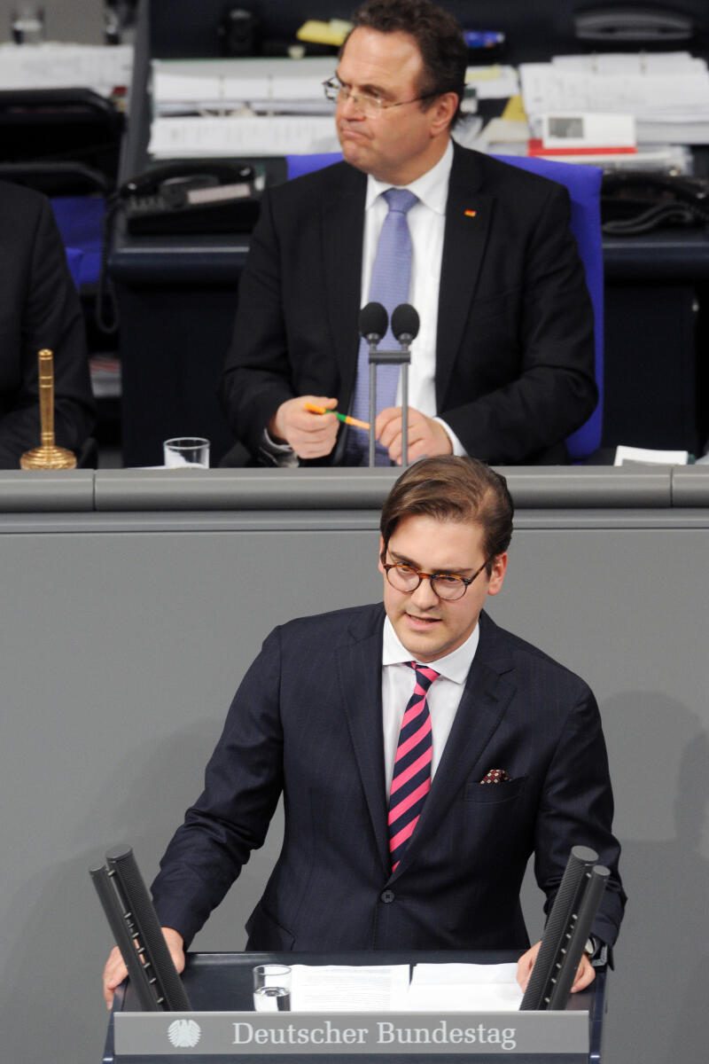 Pilsinger, Stephan; Friedrich, Hans-Peter Stephan Pilsinger, CDU/CSU, Bundestagsabgeordneter, Abgeordneter, Mitglied Deutscher Bundestag, MdB, Rede, 14. Sitzung, Top 11, Thema: Cannabis-Modellprojekte, Vorsitz: Bundestagsvizepräsident Dr. Hans-Peter Friedrich, CDU/CSU.; Rednerpult.