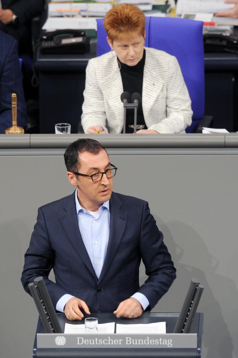 Özdemir, Cem; Pau, Petra Cem Özdemir, Bündnis 90/Die Grünen, Bundestagsabgeordneter, Abgeordneter, Mitglied Deutscher Bundestag, MdB, Rede, 14. Sitzung, ZP 4 Thema: Verhalten der Bundesregierung im Fall Deniz Yücel, Vorsitz: Bundestagsvizepräsidentin Petra Pau, DIE LINKE.; Rednerpult.