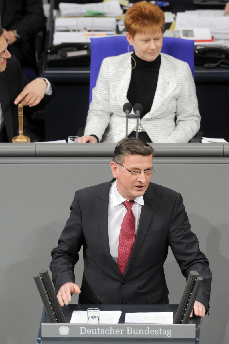 Rabanus, Martin; Pau, Petra Martin Rabanus, SPD, Bundestagsabgeordneter, Abgeordneter, Mitglied Deutscher Bundestag, MdB, Rede, 14. Sitzung, ZP 4 Thema: Verhalten der Bundesregierung im Fall Deniz Yücel, Vorsitz: Bundestagsvizepräsidentin Petra Pau, DIE LINKE.; Rednerpult.