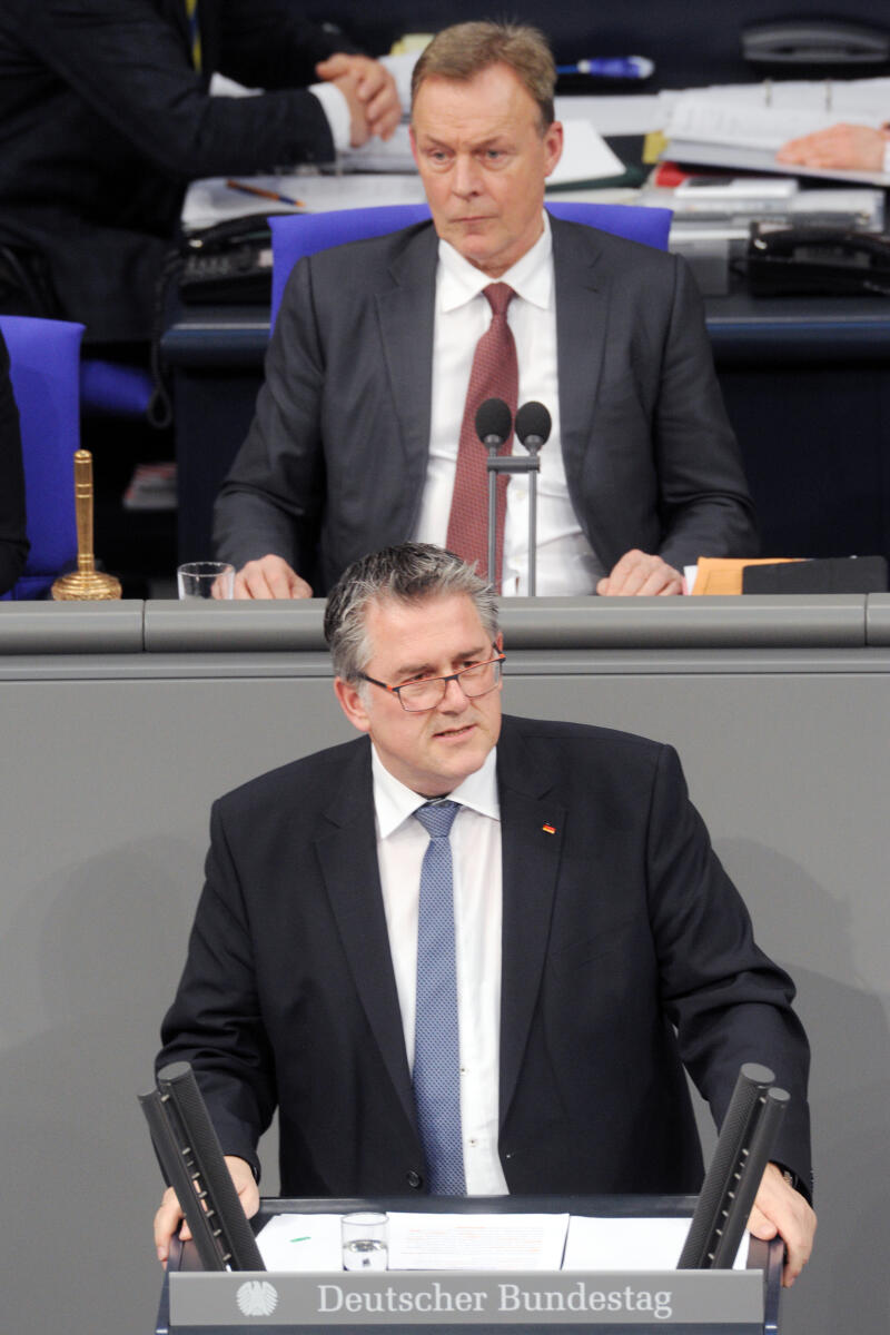 Donth, Michael; Oppermann, Thomas Michael Donth, CDU/CSU, Bundestagsabgeordneter, Abgeordneter, Mitglied Deutscher Bundestag, MdB, Rede, 14. Sitzung, ZP 3, Thema: Aktuelle Stunde zu kostenlosem Öffentlichen Personennahverkehr, Vorsitz: Bundestagsvizepräsident Thomas Oppermann, SPD.; Rednerpult.