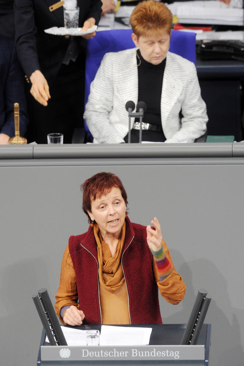 Leidig, Sabine; Pau, Petra Sabine Leidig, DIE LINKE, Bundestagsabgeordnete, Abgeordnete, Mitglied Deutscher Bundestag, MdB, Rede, 14. Sitzung, ZP 3, Thema: Aktuelle Stunde zu kostenlosem Öffentlichen Personennahverkehr, Vorsitz: Bundestagsvizepräsidentin Petra Pau, DIE LINKE.; Rednerpult.