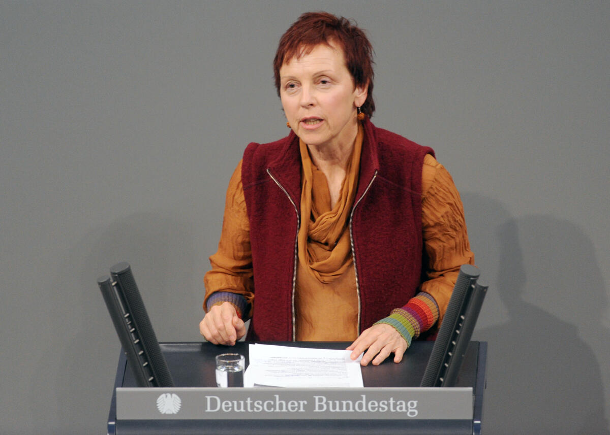 Leidig, Sabine Sabine Leidig, DIE LINKE, Bundestagsabgeordnete, Abgeordnete, Mitglied Deutscher Bundestag, MdB, Rede, 14. Sitzung, ZP 3, Thema: Aktuelle Stunde zu kostenlosem Öffentlichen Personennahverkehr.; Rednerpult.