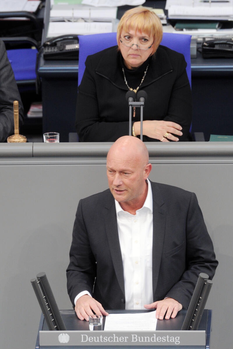 Kemmerich, Thomas L.; Roth, Claudia Thomas L. Kemmerich, FDP, Bundestagsabgeordneter, Abgeordneter, Mitglied Deutscher Bundestag, MdB, Rede, 14. Sitzung, Top 6, Thema: ERP-Wirtschaftsplangesetz 2018, Vorsitz: Bundestagsvizepräsidentin Claudia Roth, Bündnis 90/Die Grünen.; Rednerpult.