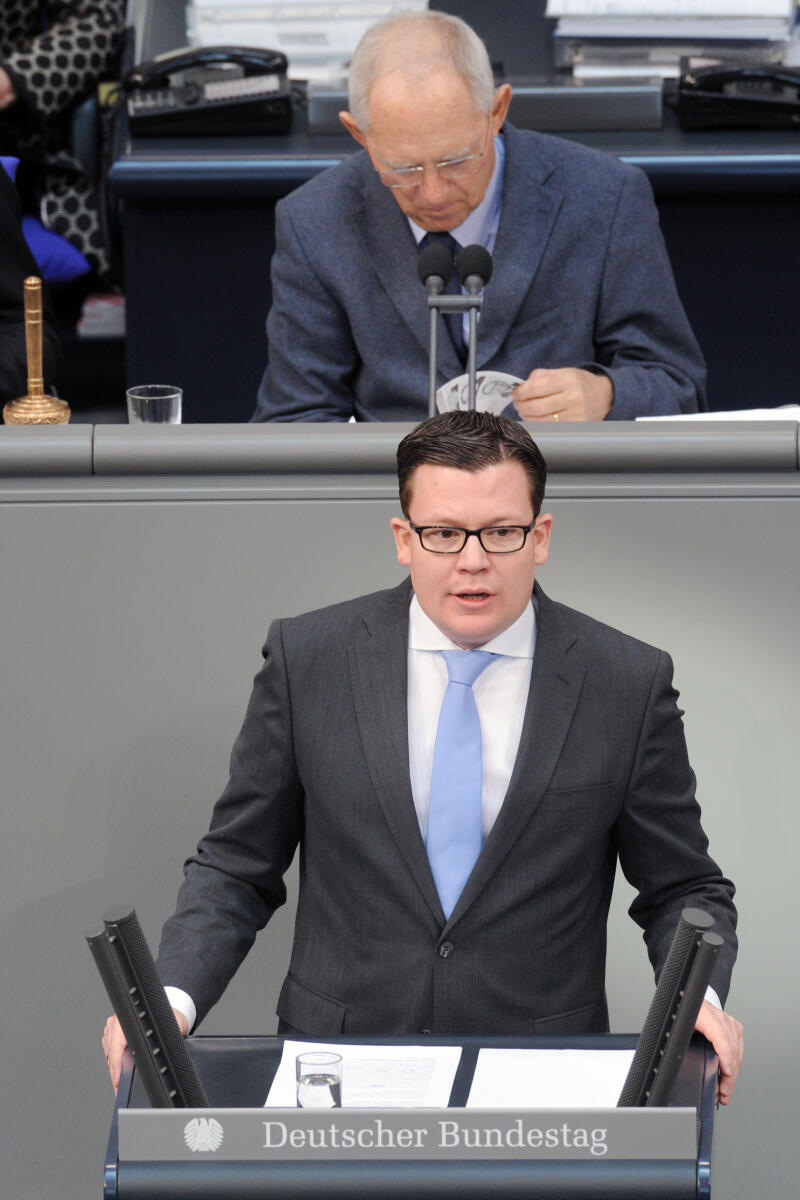 Kartes, Torbjörn; Schäuble, Wolfgang Torbjörn Kartes, CDU/CSU, Bundestagsabgeordneter, Abgeordneter, Mitglied Deutscher Bundestag, MdB, Rede, 15. Sitzung, Top 14, Thema: Elterngeld Plus, Partnerschaftsbonus, Elternzeit, Vorsitz: Bundestagspräsident Dr. Wolfgang Schäuble, CDU/CSU.; Rednerpult.