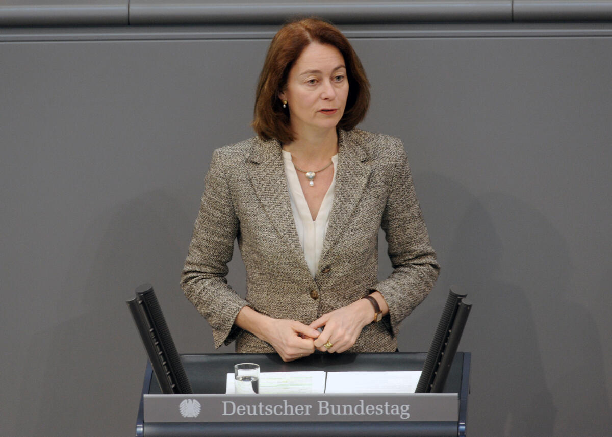 Barley, Katarina Dr. Katarina Barley, SPD, Bundestagsabgeordnete, Abgeordnete, Mitglied Deutscher Bundestag, MdB, Rede, 15. Sitzung, Top 14, Thema: Elterngeld Plus, Partnerschaftsbonus, Elternzeit.; Rednerpult.