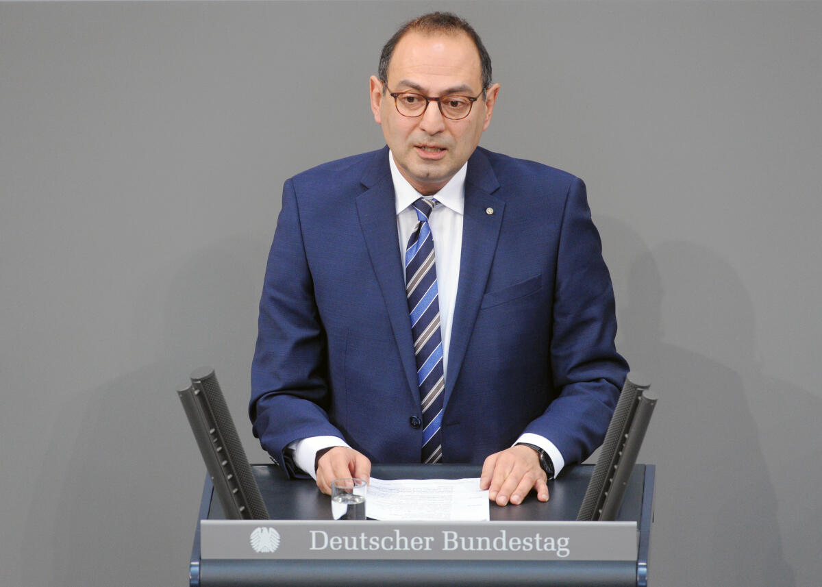 Aggelidis, Grigorios Grigorios Aggelidis, FDP, Bundestagsabgeordneter, Abgeordneter, Mitglied Deutscher Bundestag, MdB, Rede, 15. Sitzung, Top 14, Thema: Elterngeld Plus, Partnerschaftsbonus, Elternzeit.; Rednerpult.