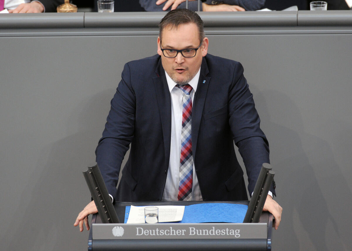 Reichardt, Martin Martin Reichardt, AfD, Bundestagsabgeordneter, Abgeordneter, Mitglied Deutscher Bundestag, MdB, Rede, 15. Sitzung, Top 14, Thema: Elterngeld Plus, Partnerschaftsbonus, Elternzeit.; Rednerpult.
